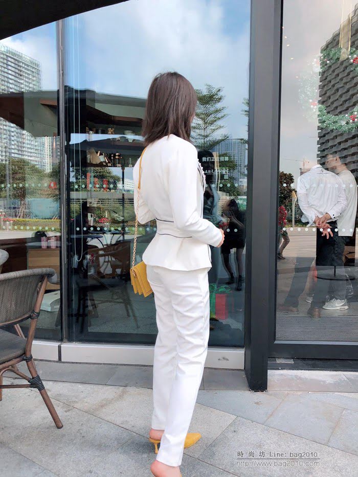 Chanel香奈兒 法國專櫃同步新款 2019春裝 氣質款 領口釘珠西服套裝 時尚經典款 白色  xly1246